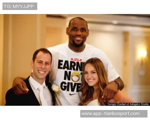 詹姆斯与画家亲密合影庆祝传递兄弟情谊与骄傲之情