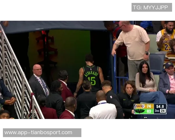 阿尔瓦拉多拼抢受伤迅速回更衣室后再度重返赛场展现顽强精神 阿尔瓦拉多拼抢受伤迅速回更衣室后再度重返赛场展现顽强精神