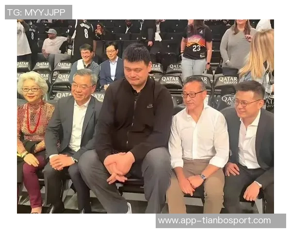 姚明与篮网新秀杰明同框合影引发热议谁能在巨人面前不变矮人